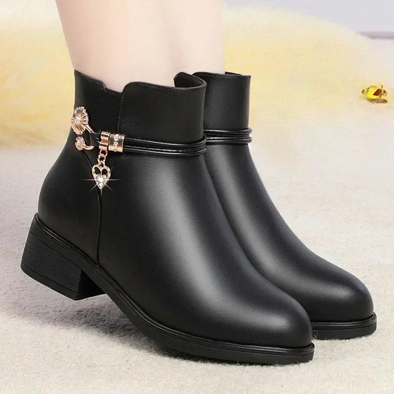 Fashion Winter Boots Women's Waterproof Warm Leather Mother Cotton Boots Fashion Black Mid Heel Plush Snow Boots Soft Sole Short Boot