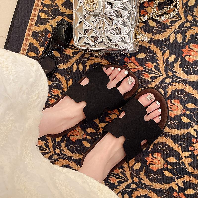 French Gentle Thick-soled One-word Women's Outer Wear 2025 New High-end Skirt Shoes Seaside Vacation Slippers