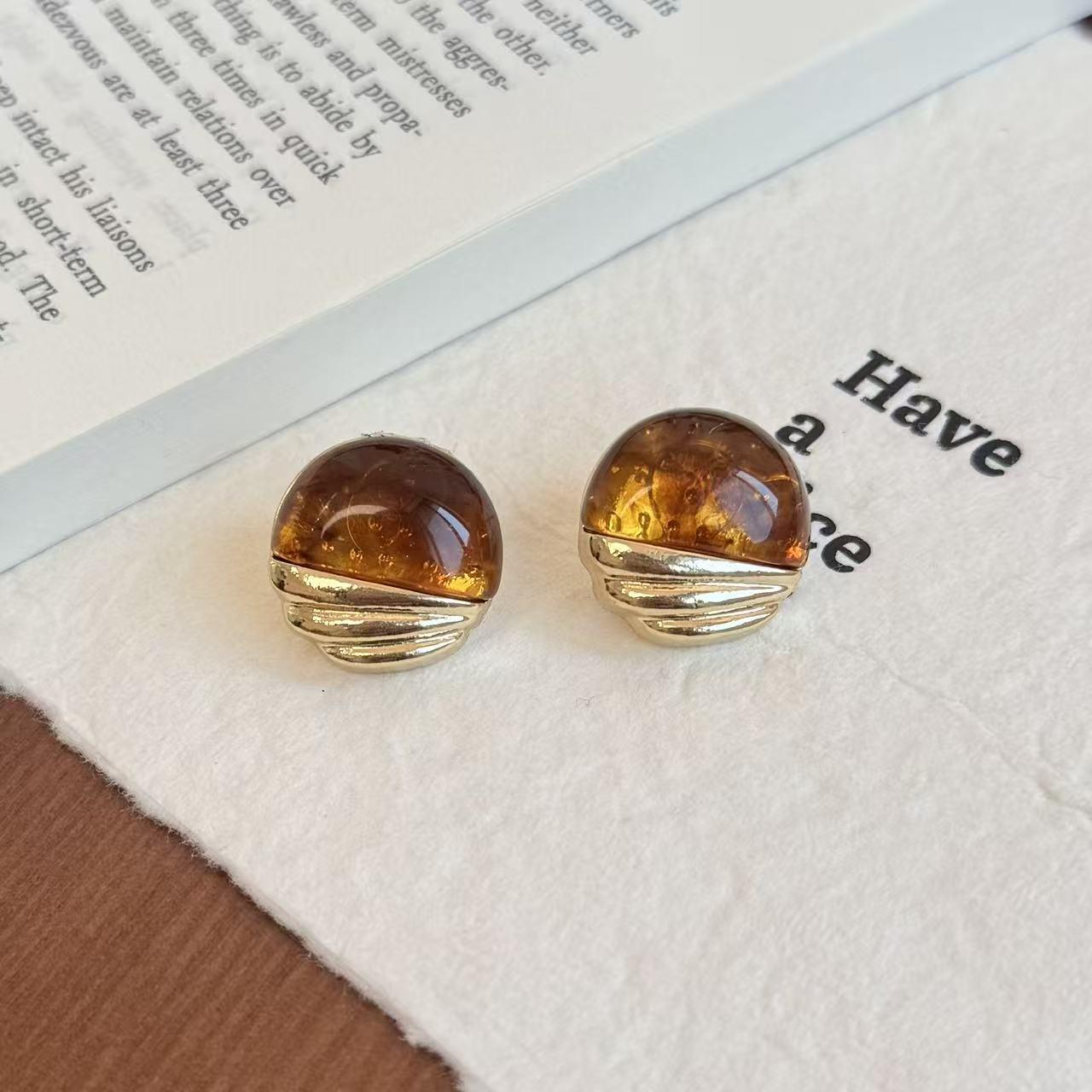 Retro Maillard Amber Stud Earrings for Women, Luxurious and Elegant Niche Design, Unique and Beautiful Accessories
