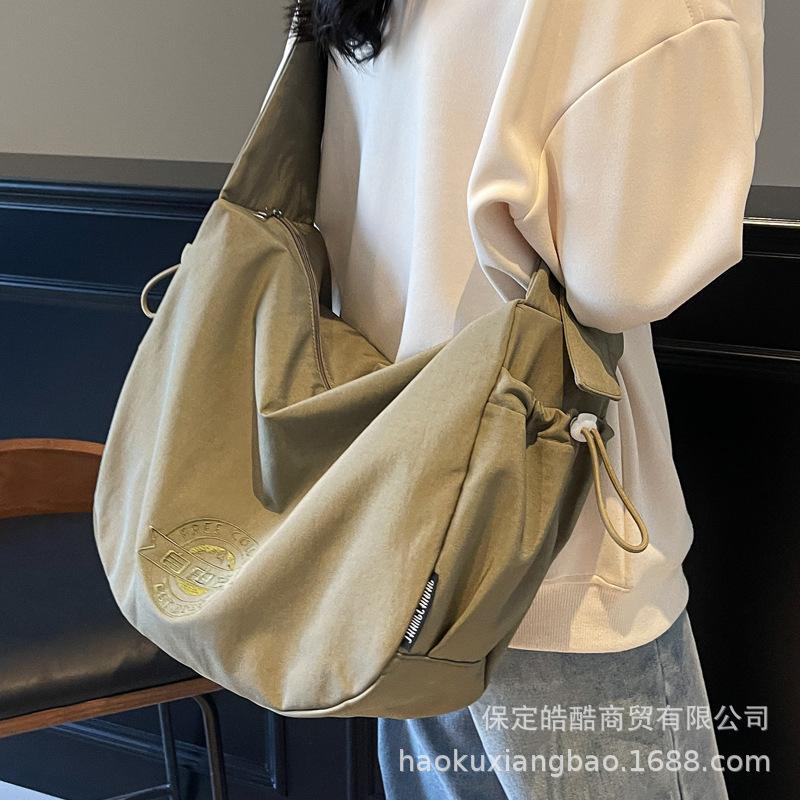 Casual large-capacity canvas bag women's 2025 new trendy commuter versatile shoulder messenger bag slack tote bag
