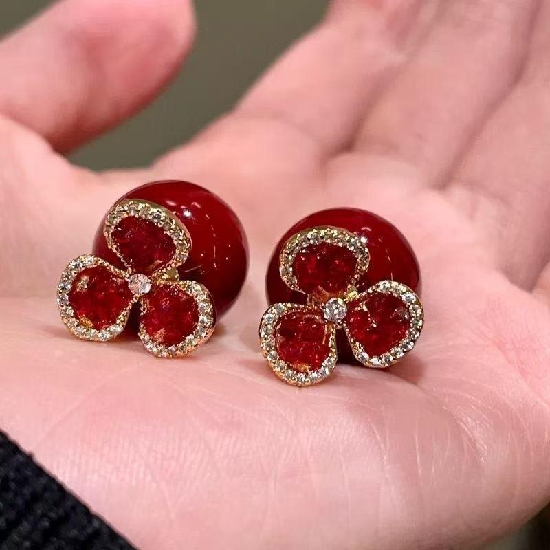 New high-end one, two wearing red flower stud earrings, fashionable versatile clover earrings.