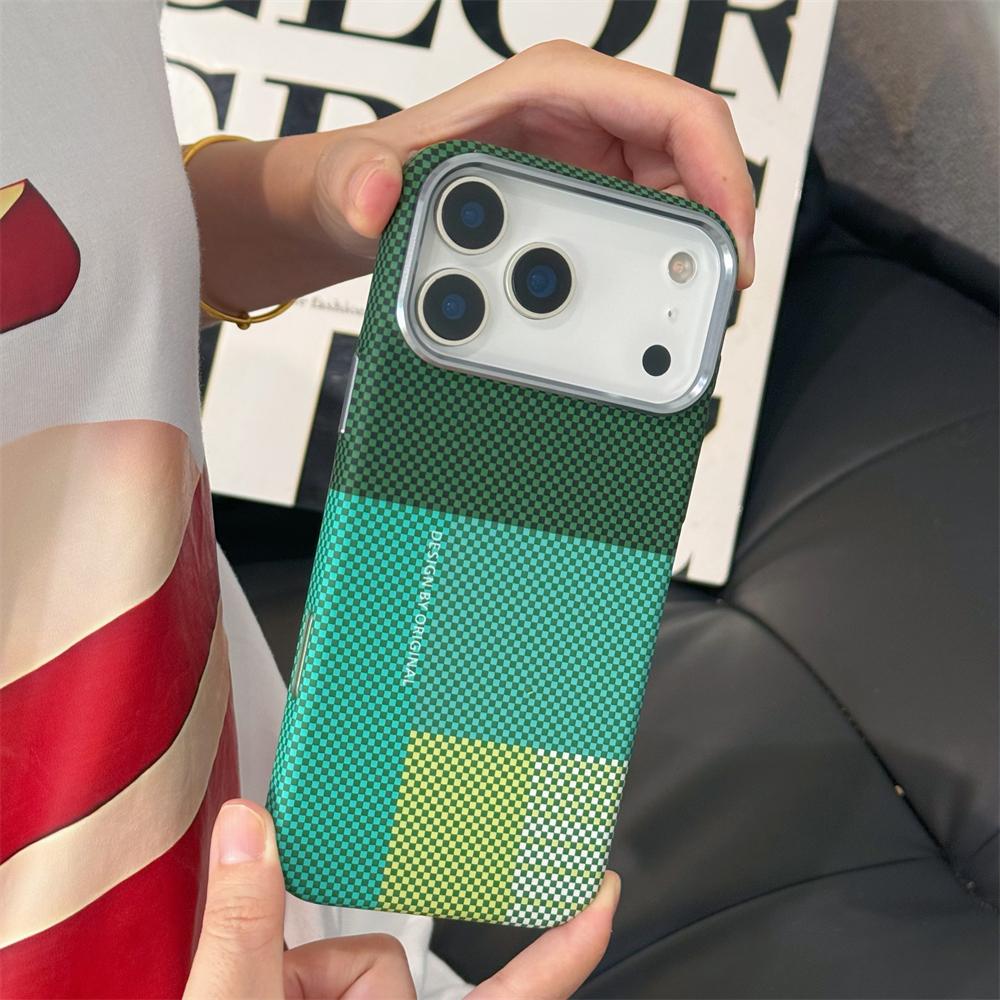 Custodia rigida in PC colorata in fibra di carbonio sottile Clash per iPhone 17 16 15 14 Pro Max Cover Bumper antiurto con ricarica wireless magnetica