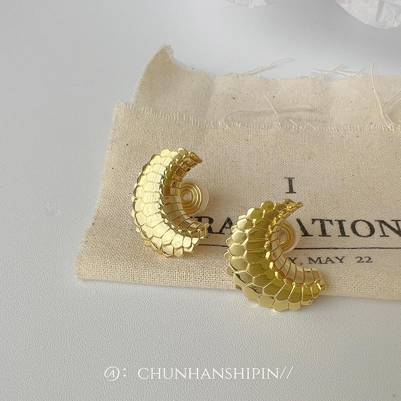 

New gold metal ear clips without ear holes, mosquito coil disc, European and American exaggerated large stud earrings, light luxury unique earrings