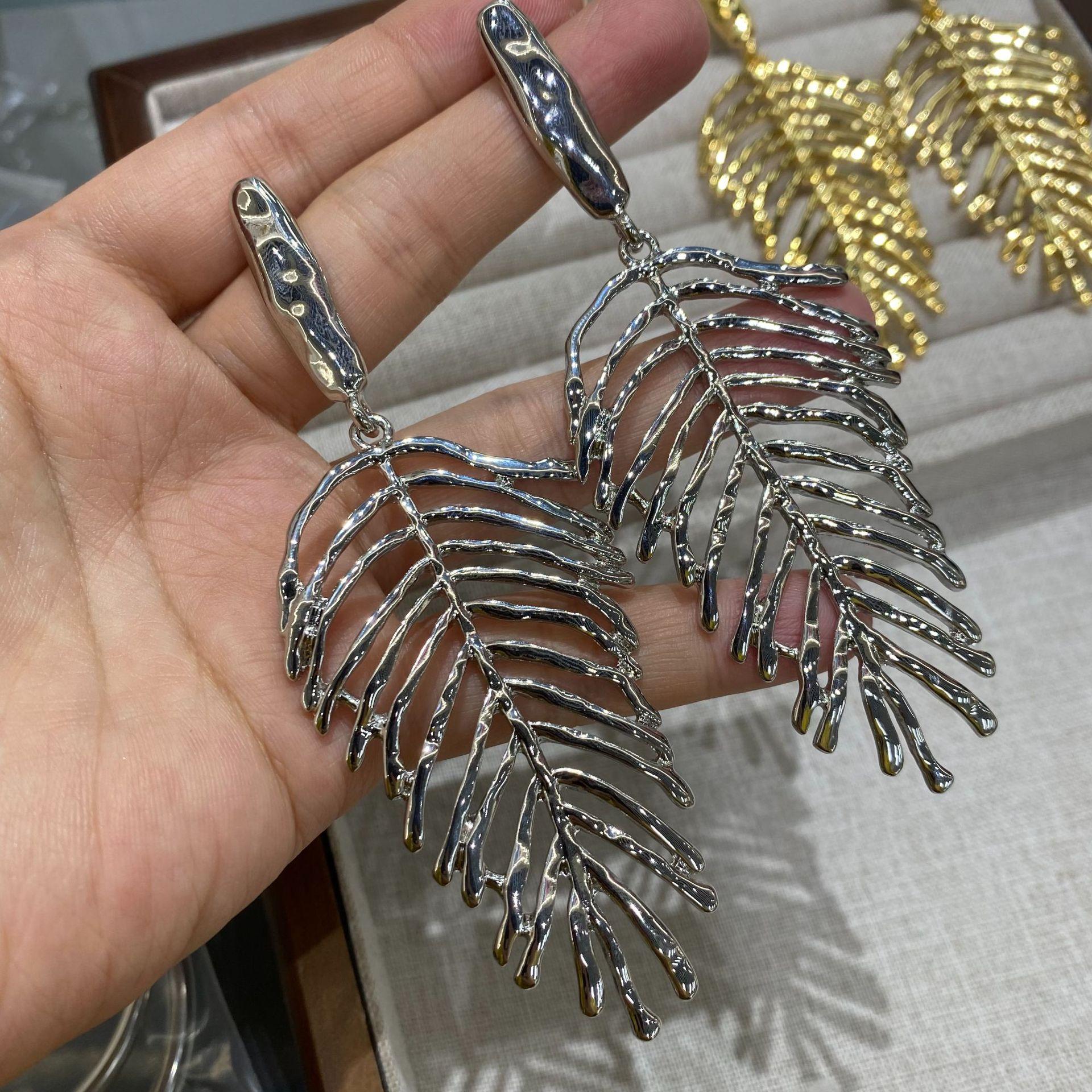 

Personality Exaggerated Street Shot Hollow Leaf Earrings Women S Fashion Trend Light Luxury Banquet Stud Earrings Earrings