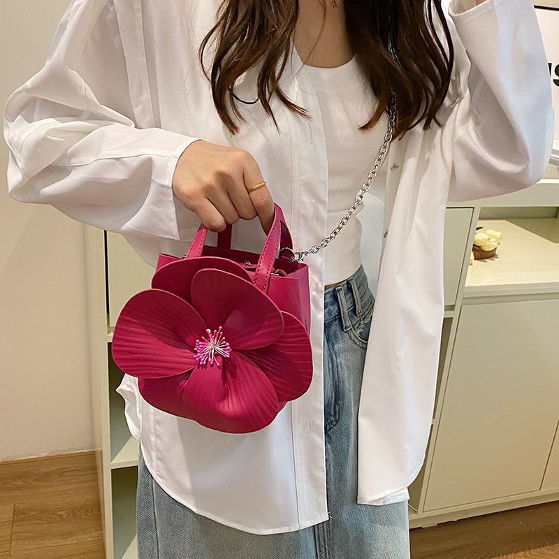 Personalisierte und kreative kleine Tasche 2025 neu Frühling und Sommer neue Damen Blütenblatt-Blumentasche Umhängekette Eimertasche PU