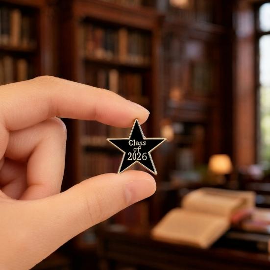 Broche Épingle de Diplôme 2026, Broche à Revers Émail Chapeau de Diplôme Étoile Rouleau de Papier, Badge Commémoratif Classe de 2026 pour Lycéen Étudiant Universitaire