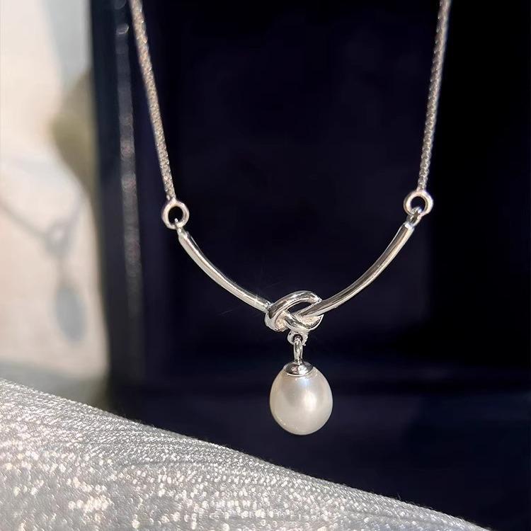 Pearl Knot Necklace: Elegant, Versatile Clavicle Chain Choker for Women