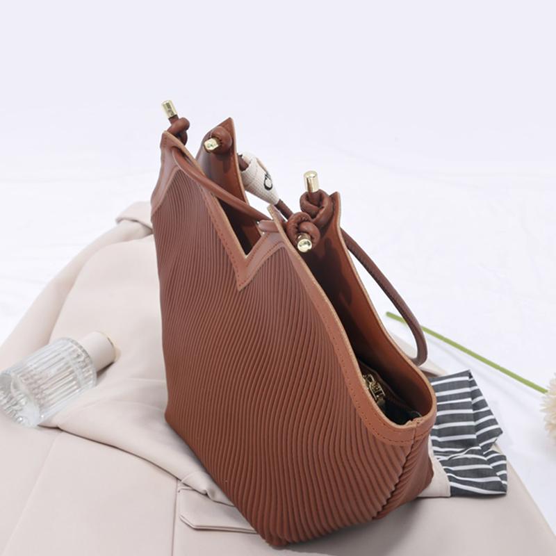 Neutral Style Bags Are Suitable for Daily Use At Work They Are Fashiable and Simple, Featuring a Single Shoulder Strap.