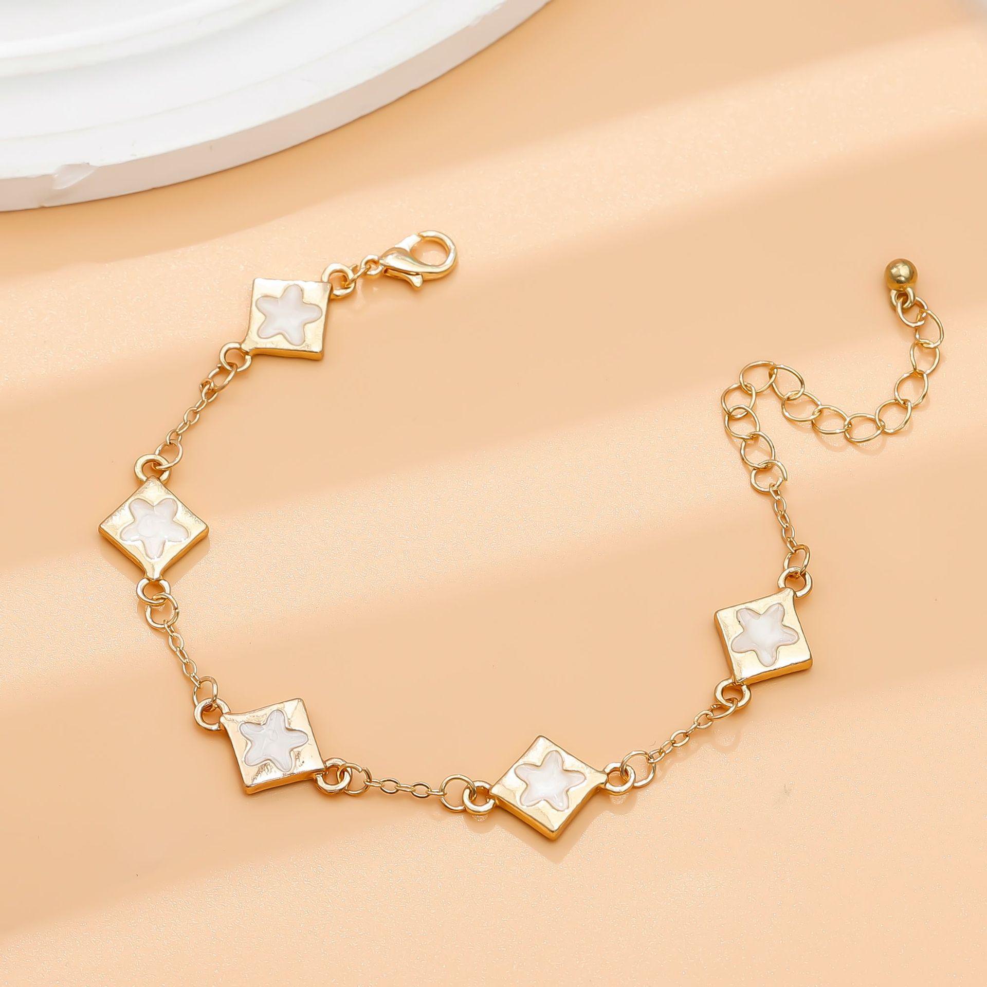 

Горячо продаваемый темпераментный универсальный ювелирный браслет с цветком клевера-пятилистника, простой и высококлассный женский ювелирный браслет белый