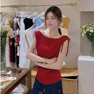 A New Design of Off-the-shoulder Short-sleeved T-shirt for Women Featuring A Slanted Shoulder Strap and A Slimming Short Top