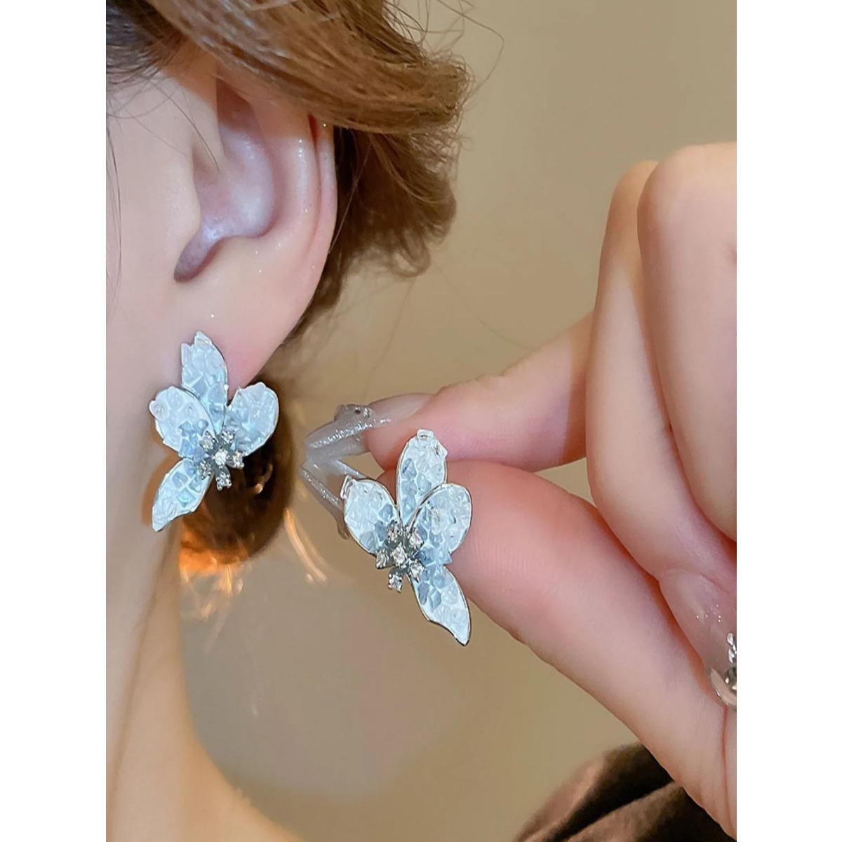 

1 пара серег-гвоздиков с кристаллами в виде цветов, с градиентным синим галстуком, летние маленькие свежие темпераментные серьги, модные милые серьги silver