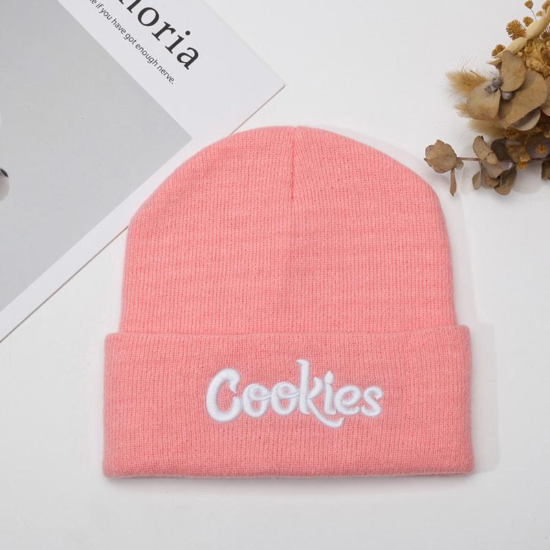 

2025 Letter Cookies Вышитая вязаная шапка шерстяная шапка пуловер теплая холодная шапка мужская и женская осенне-зимняя шляпа без полей 14