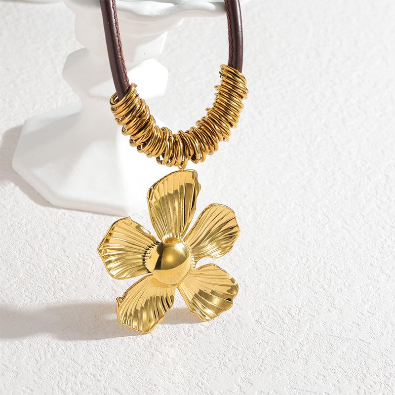 

Douyin Retro Leather Cord Flower Pendant Necklace with 18k Gold Millard for Autumn/Winter Sweaters
