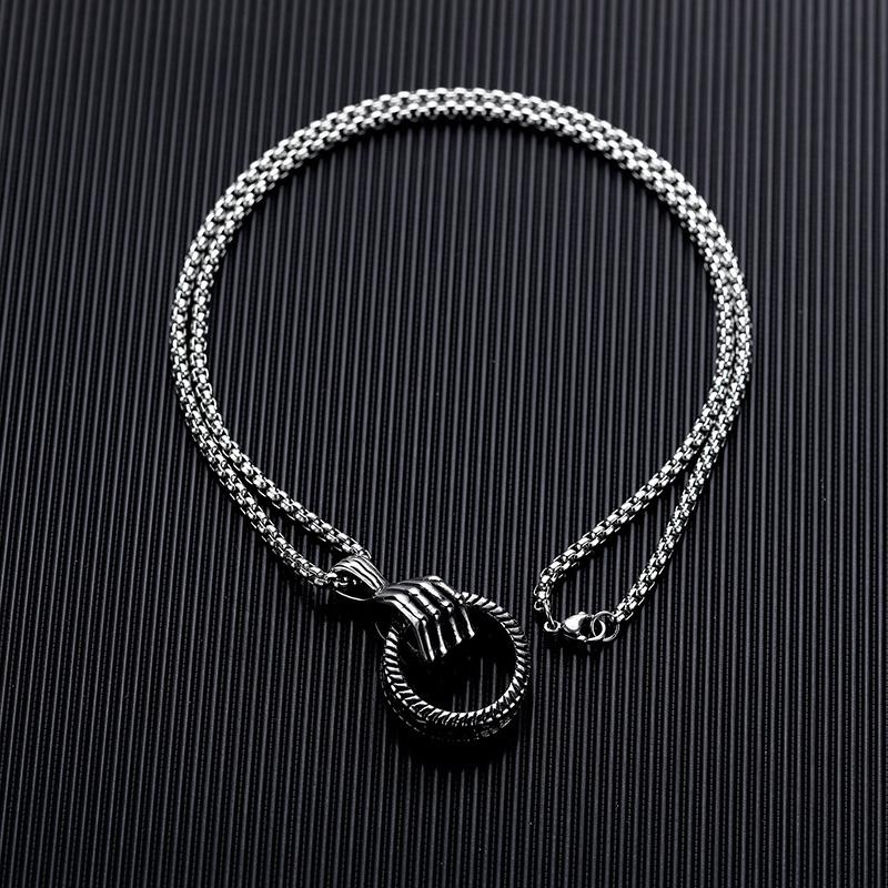 Women's Necklace Men's Necklace Is Popular with the New Skeleton Hand-grasping Rings HIPHOP Necklace Pendant