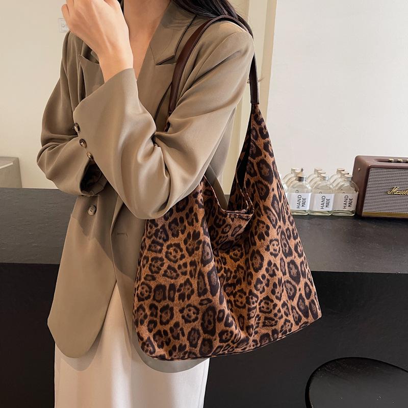 

Premium sense large-capacity bag women s 2025 new retro texture shoulder bag versatile leopard print tote bag commuter bag коричневый