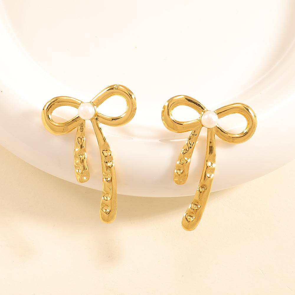 European and American flower earrings retro style pearl earrings women's electroplated stainless steel gold stud earrings light luxury high sense