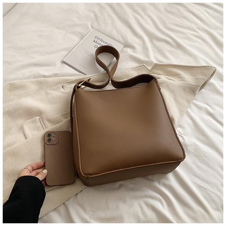 2025 Autumn Fashion Shoulder Bucket Bag Simple Retro Large-capacity Bag Women's New Popular Casual Messenger Bag