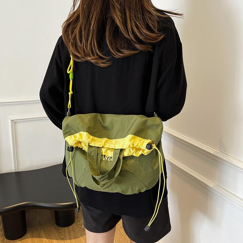 Korean Version of Niche Design 2025 Lightweight Messenger Bag Casual Foreign Trend Simple Portable Shoulder Fashion Bucket Bag