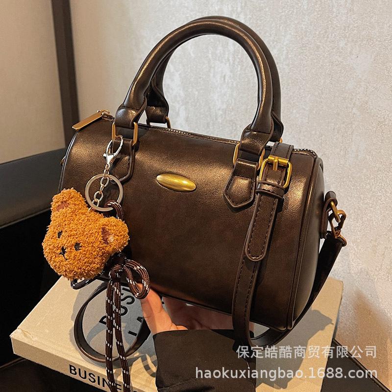 This year's popular bag 2025 new trendy fashion portable shoulder bag autumn versatile messenger Boston pillow bag