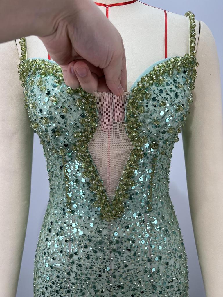 Grünes V-Ausschnitt Perlen Pailletten Bodycon Abendkleid mit Schlitz