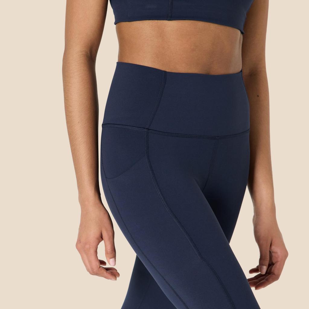 Amazon Essentials Capri Leggings with Super Perfect for and the Size L Women's High-Waisted Pockets, Moisture-Wicking Fabric, Breathable, Cool, Soft,