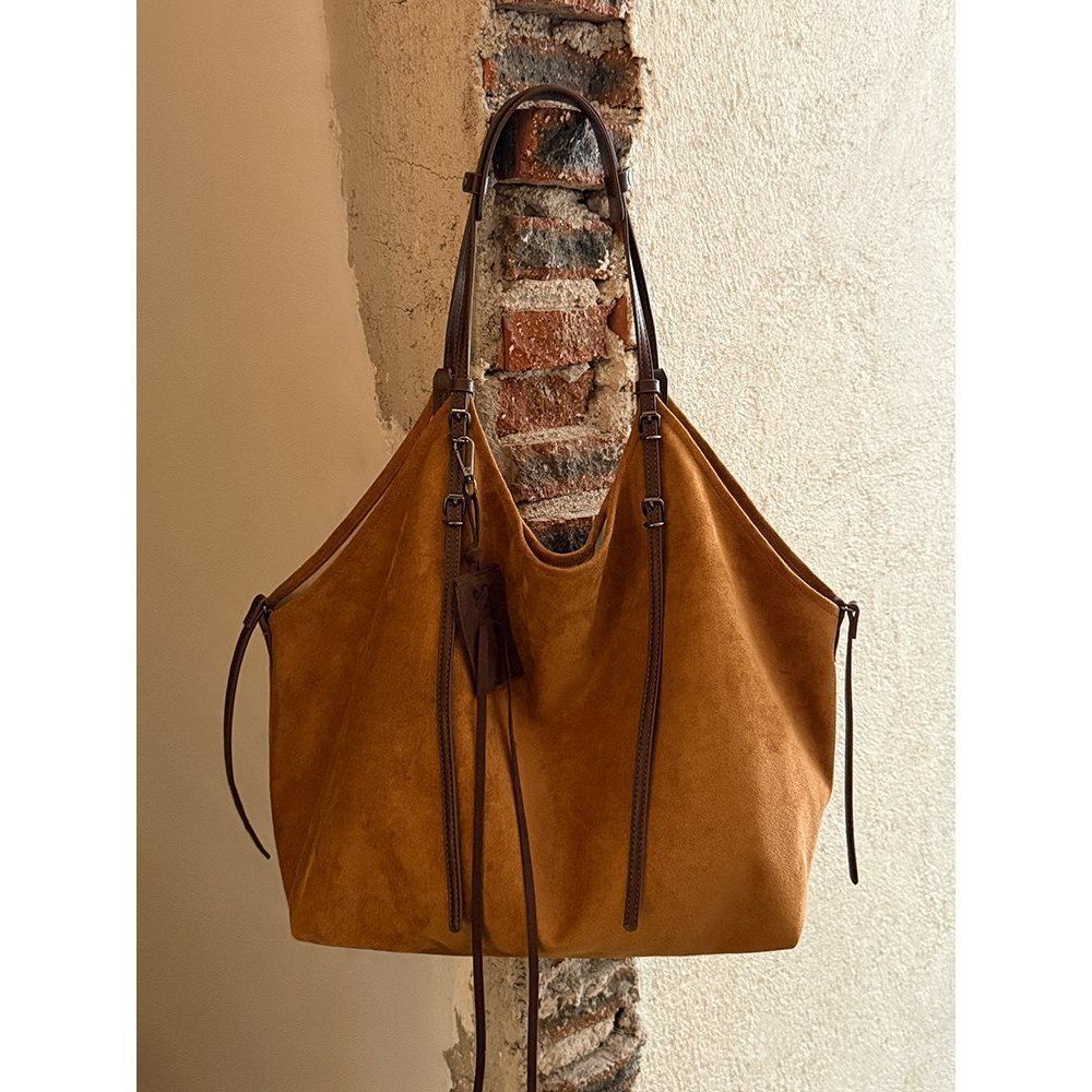 Tote Bag - Large Capacity Commuter Handbag with An Underarm Compartment, Small and Trendy, with A Single Shoulder Strap.