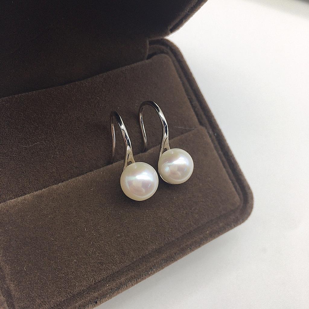 Trending on Xiaohongshu: Recommended Products*Elegant high-heeled silver hook earrings, fashionable Korean-style, with bright freshwater pearl