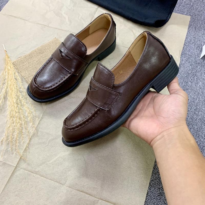 The New Style of Shoes Features A Retro Thick Heel and A Pair of Leather Shoes