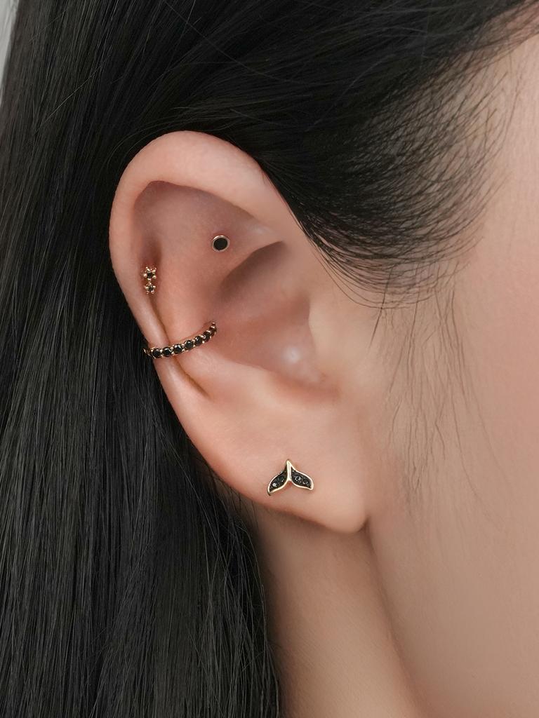 Minimalpiercing 14K Black Little Star Piercing Earrings