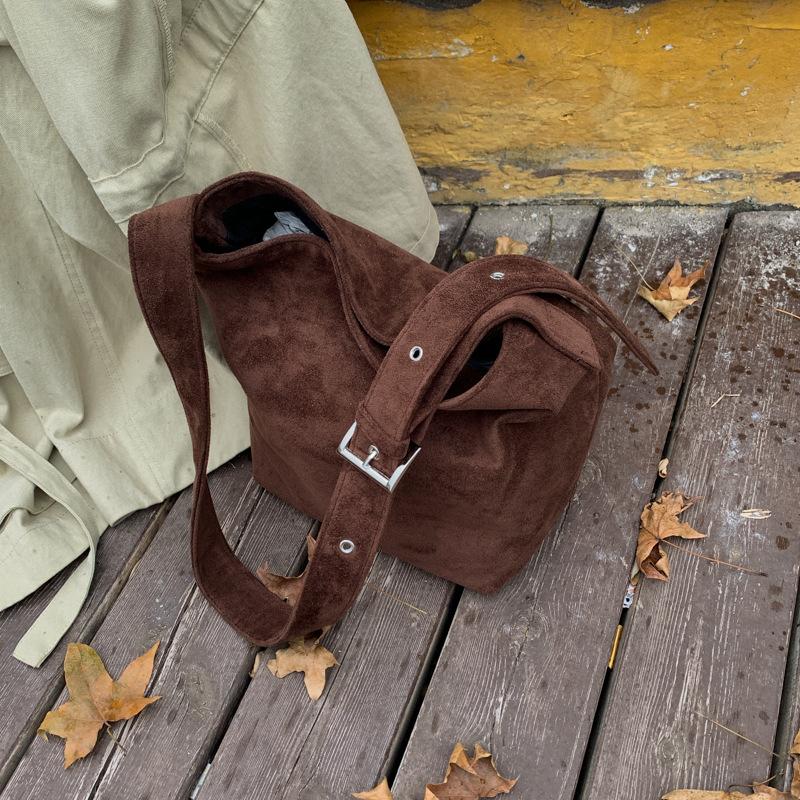 Large capacity tote bag women's 2025 new commuter women's bag high-end retro shoulder bag crossbody bucket bag