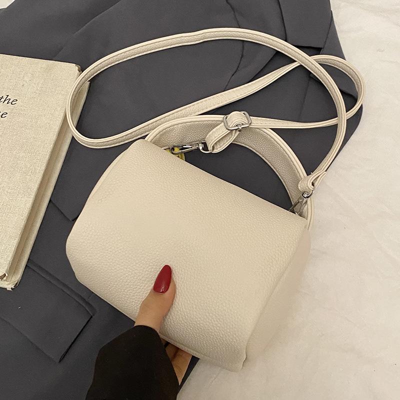 This year, dopamine is popular, simple lychee pattern portable pillow bag, casual versatile commuter fashion messenger women's bag.