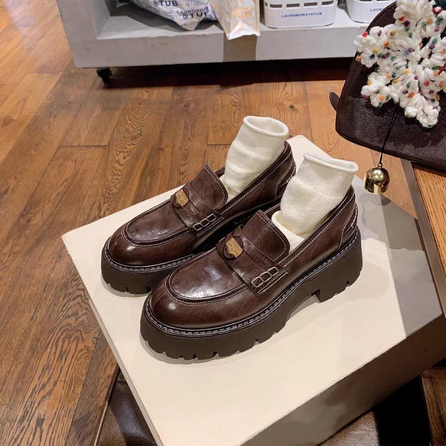 Cowhide version~ Grape mother makes the same old horse leather, small gold coins, British style round head and one pedal of lazy loafers.