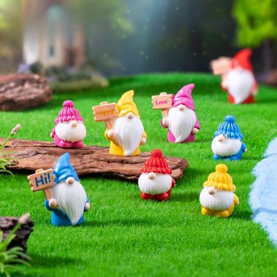 Niedliche kleine Zwergfigur mit einem Schild Gartengestaltungsdekorationszubehör Mikrolandschaft Kleine Ornamente