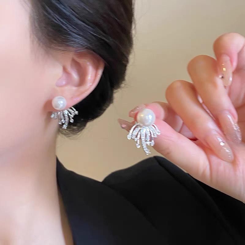 

Luxurious Full-Diamond Firework Pearl Stud Earrings - Versatile Design for Women