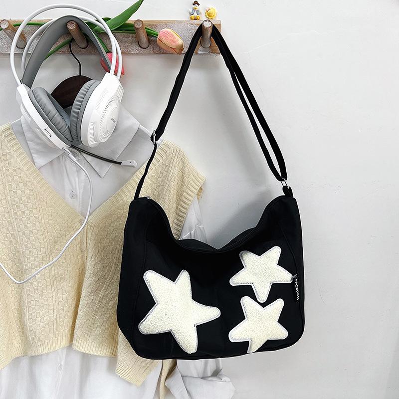 

В этом году популярны модные сумки-тоут большого объема. Весна 2024 года, простые сумки-мессенджеры через плечо для отдыха и поездок на работу, косметички. чёрный