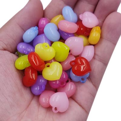 Pendenti con ciondoli per orecchini fai-da-te in resina a cuore acrilico in tinta unita da 10 pezzi 15 mm per la creazione di gioielli