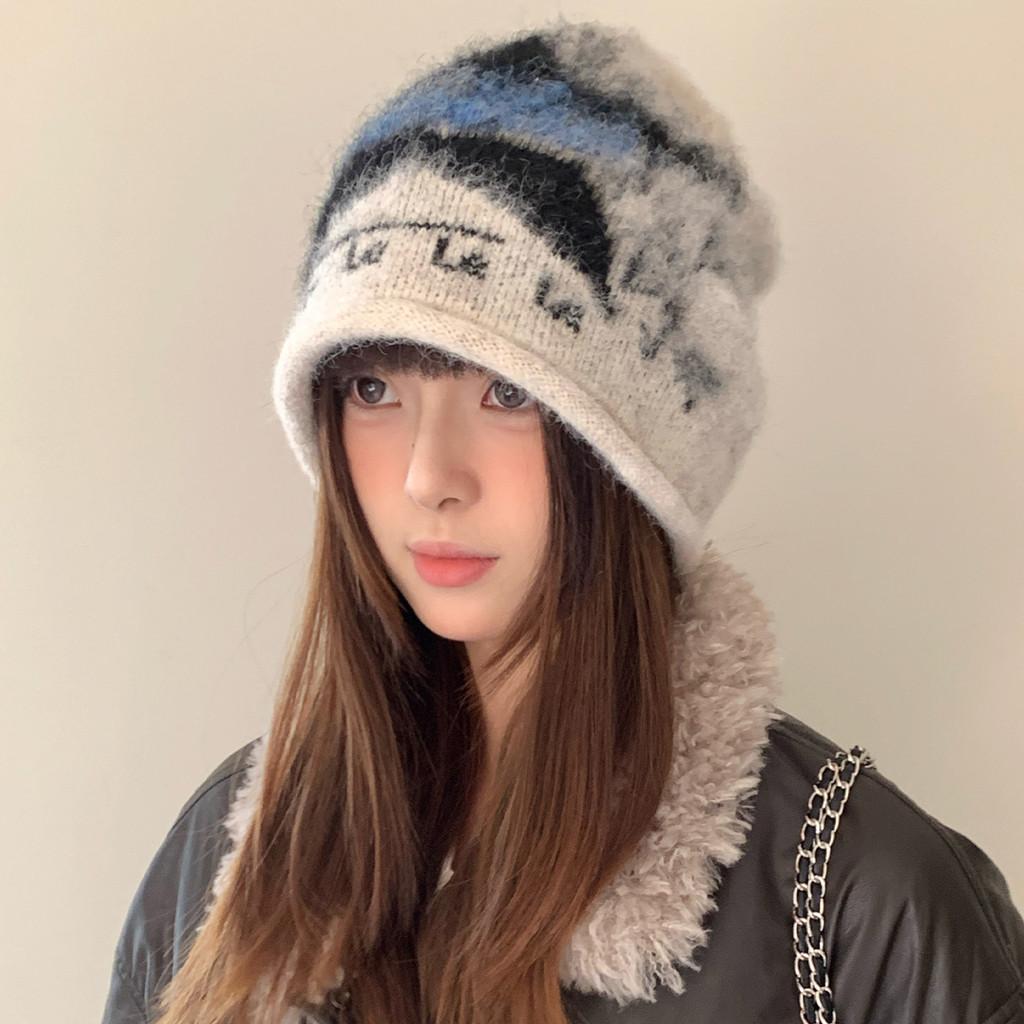 Berretto Invernale Lavorato a Maglia per Donna con Design a Lettere Colorate e Protezione per le Orecchie per uno Stile Casual