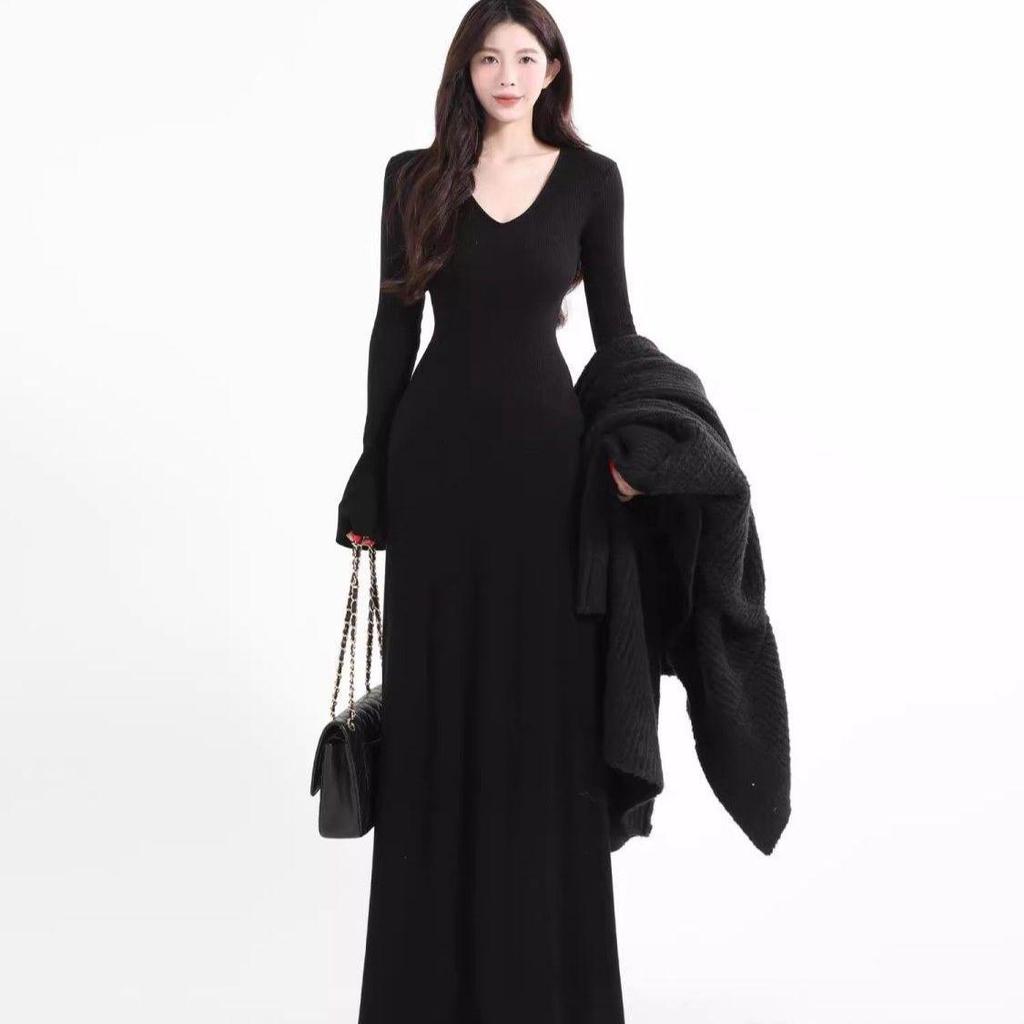 Khaki V-neck Long-sleeve Knit Dress for Women, Slim Fit, Hip-hugging, Ideal for Early Autumn/Winter as Base Layer or Inner Wear.