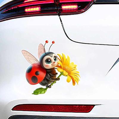 Roztomilá beruška držící slunečnici Samolepky na auto Vodotěsné vinylové obtisky Dekorace karoserie, okna, nárazníku Samolepky na helmu motocyklu TM245