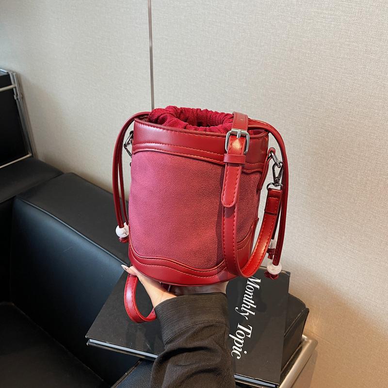 2025 new drawstring bundle bucket bag pleated versatile shoulder messenger bag simple handbag women