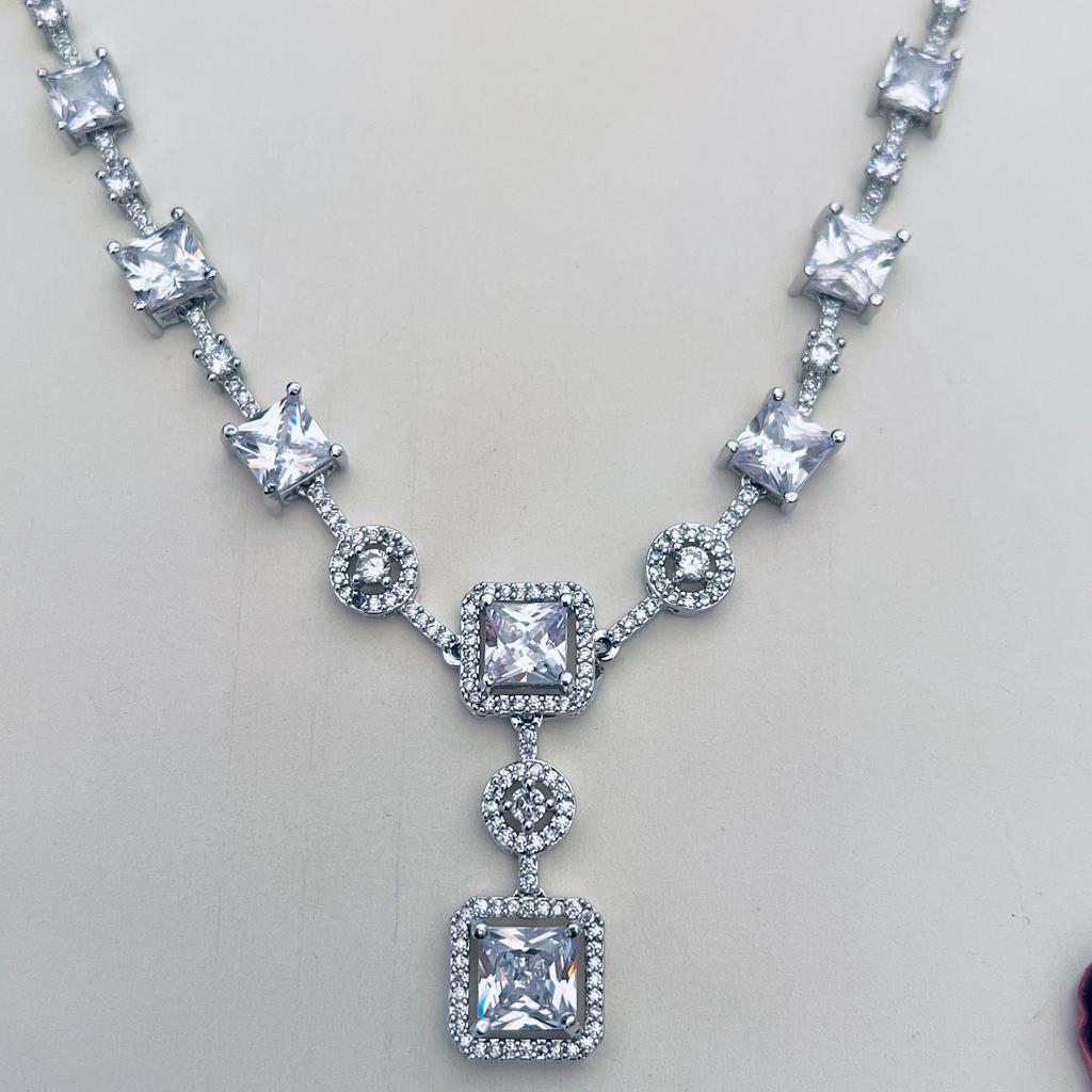 Versilbertes, rundes Diamant-Halsketten-Set mit Diamanten für Damen