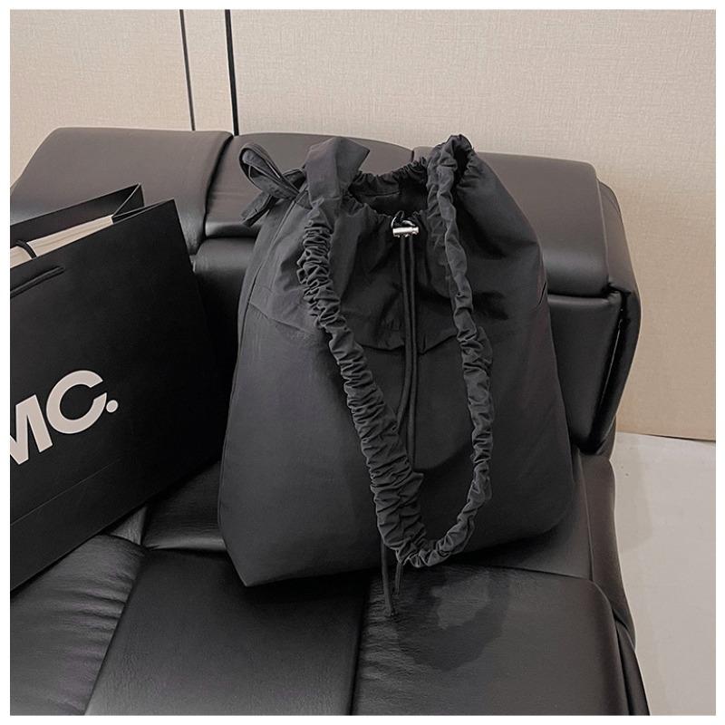 Large capacity drawstring bag niche tote bag summer new personalized leisure shoulder messenger commuter bag