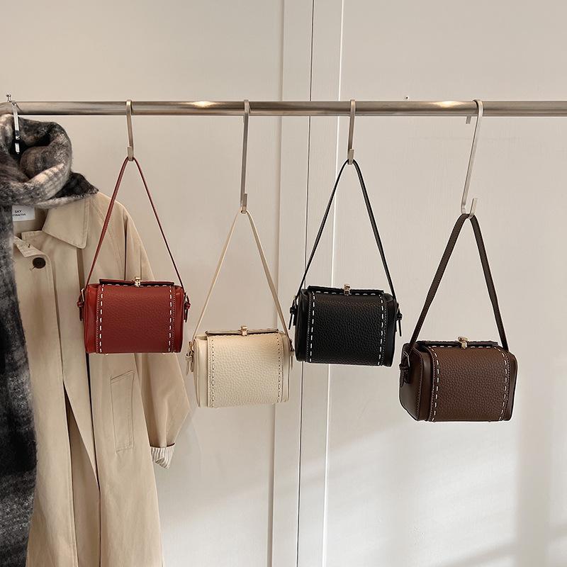Autumn and winter small bag 2025 new Korean version fashion rivet shoulder bag ins Internet celebrity women messenger box bag pu