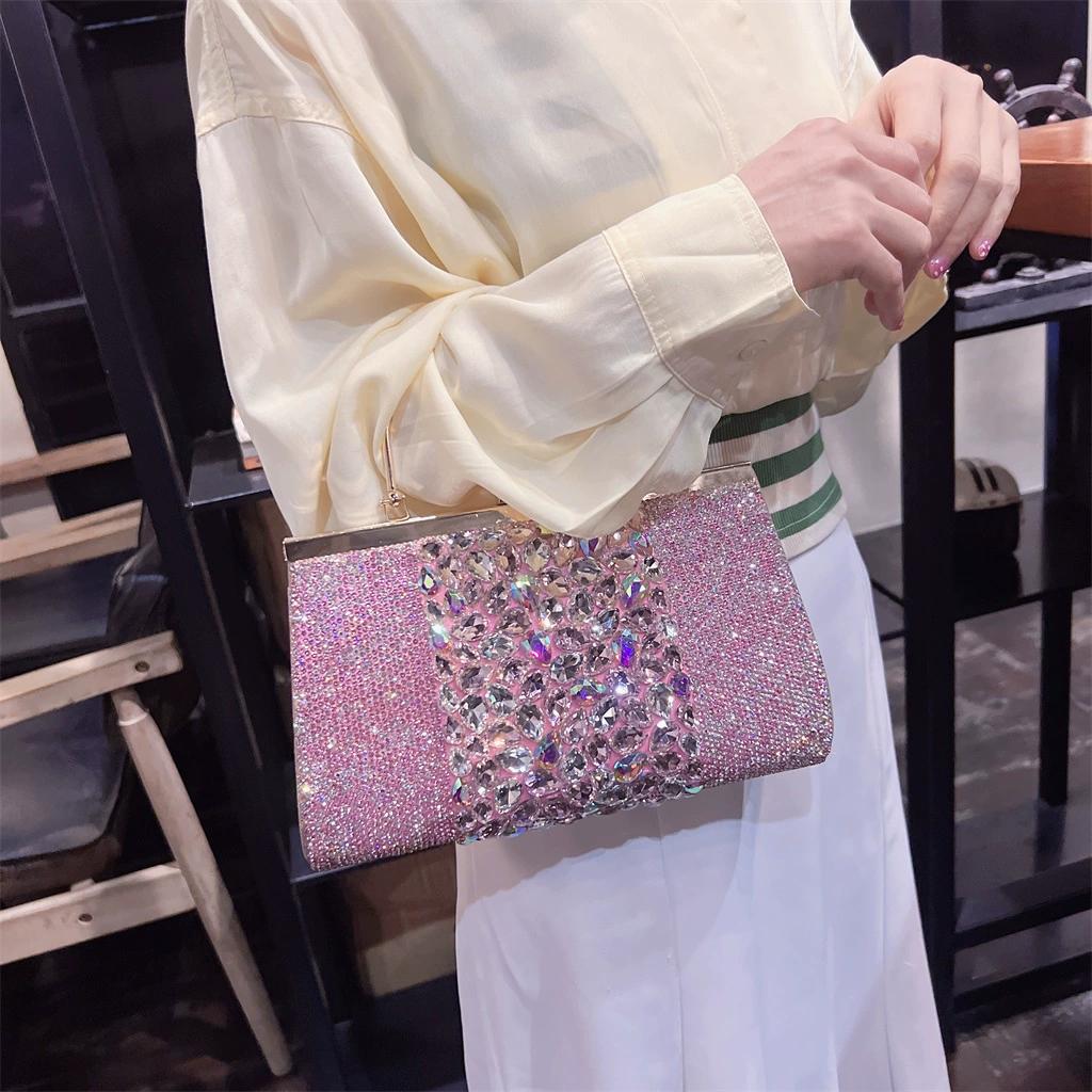 

Женская сумка через плечо с бриллиантовой отделкой розовый