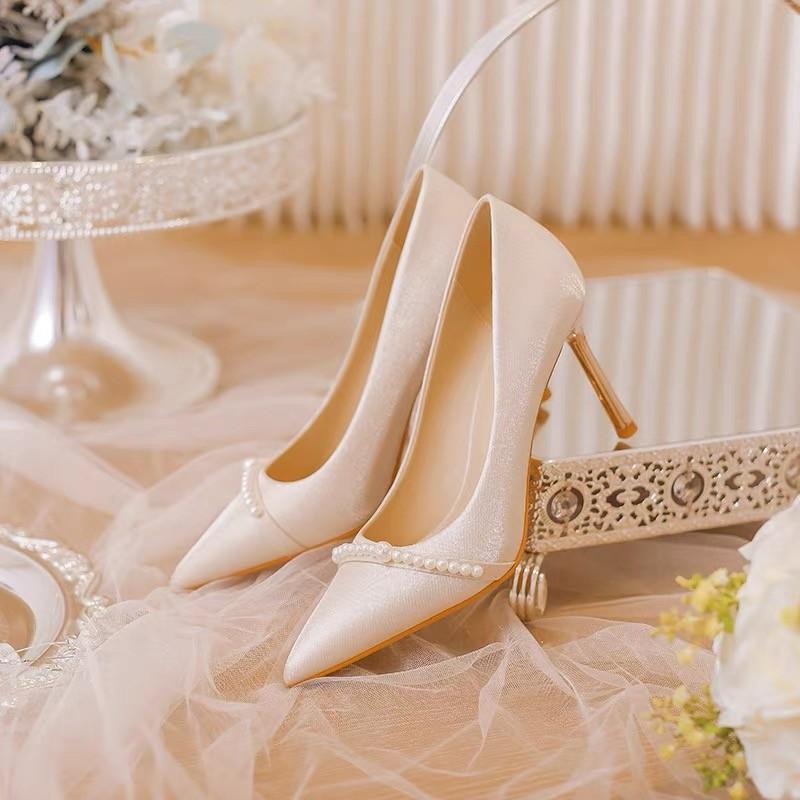 Chaussures de mariage françaises hiver pour femmes sens haut de gamme robe de mariage Xiuhe deux portés talons hauts niche chaussures de mariée rouge perle chaussures simples