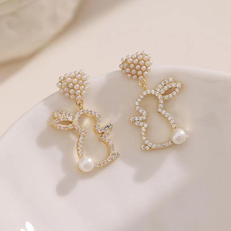 

1Pair of Cute Rabbit Pendant Earrings, with Heart-shaped Decorative Imitation Pearl Hollow Animal Earrings, Suitable for Daily Wear