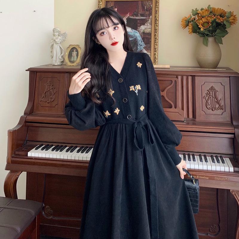 V-Neck Floral Embroidered Retro Black Dress - Spring/Autumn, Loose Fit, Large Size, Elegant Waist Design