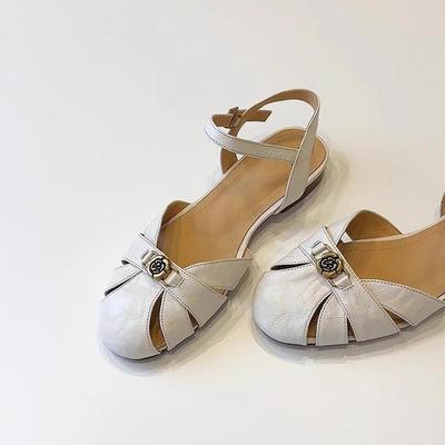 Spot-Version~ Neue französische hohle weiche Leder Ein-Wort-Sandalen Damen runder Kopf vielseitig retro Kamelie Römerschuhe