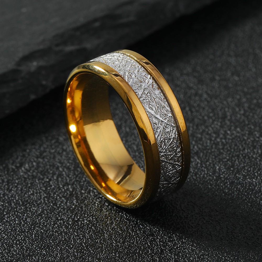 Modisches Herren-Titanstahl-Ringset mit Holzmaserung: Schwarz, Gold und mattierter Edelstahl, nicht verblassend.