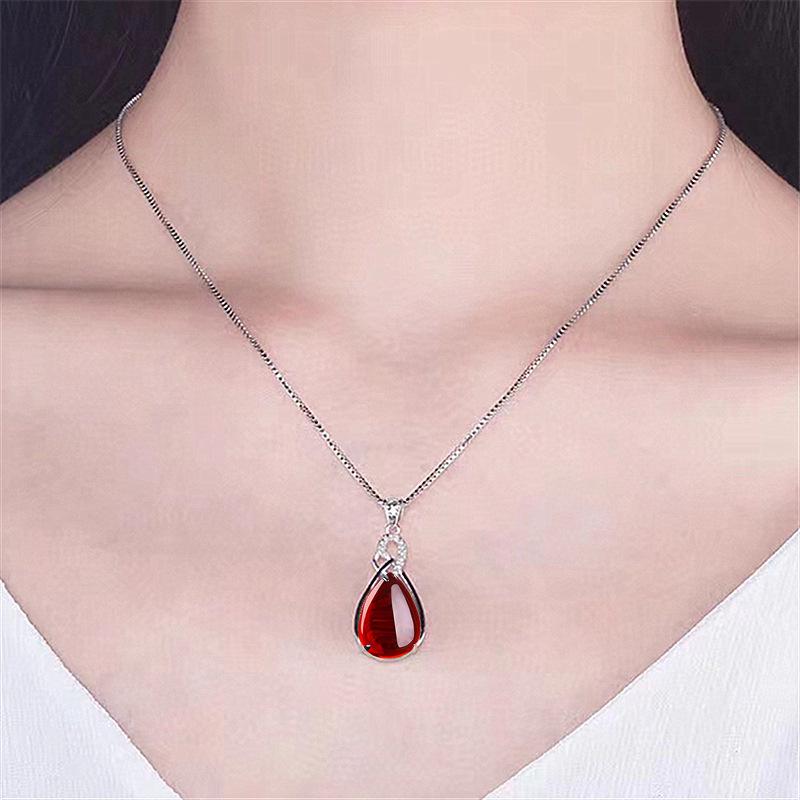 Halskette mit Anhänger in Herzform im koreanischen Stil, platiniert und mit rotem und grünem Achat eingelegt